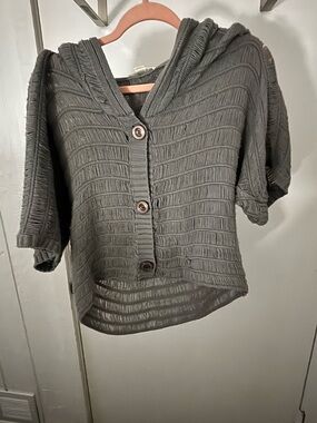 Textured Short-Sleeve Hooded Button-Front Top in Charcoal. Size M